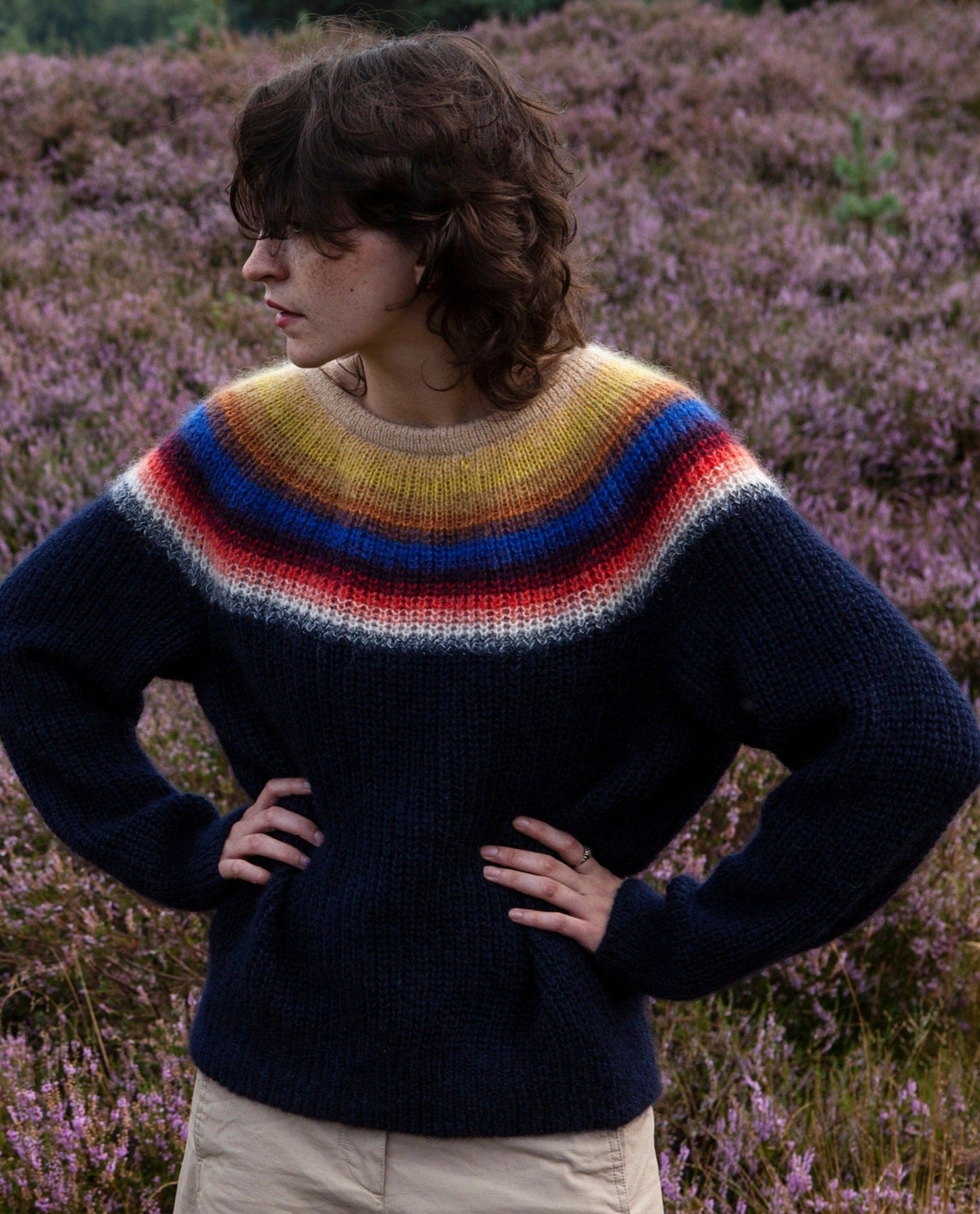 Regenboogtrui met bruin gevlekt lakpatroon