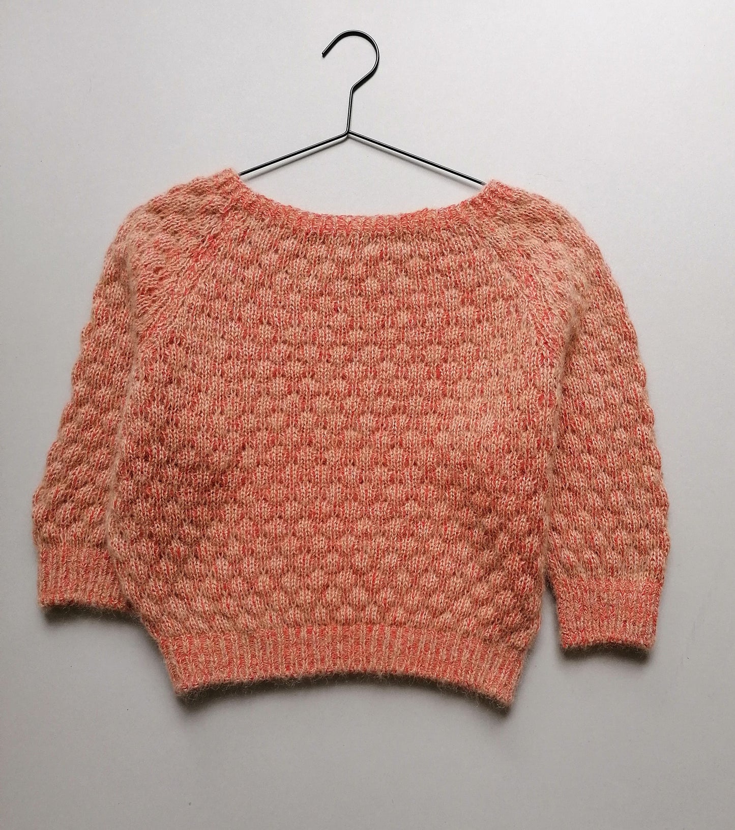 oversized Pullover gestrickt aus Mohair und Lammwolle, mit einer 3/4 Armlänge und weitem Ausschnitt